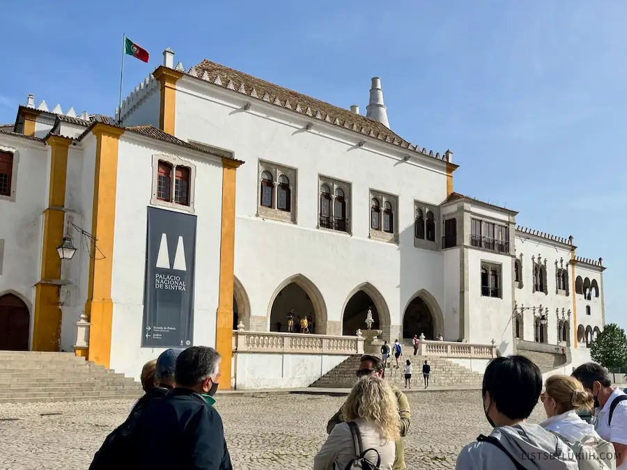 A white building with the Portugal flag that says "Palacio Nacional de Sintra".