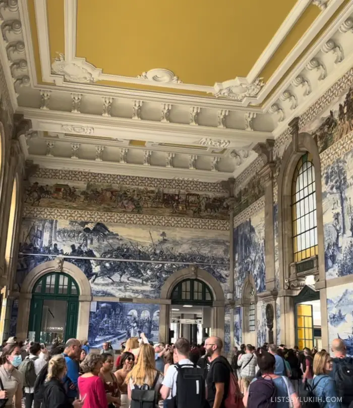 The interior of a large building with many blue ceramic tiles decorating the walls.