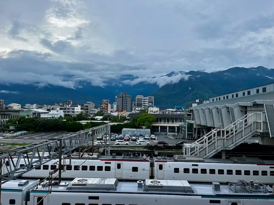 A view of a small city against a mountain backdrop.