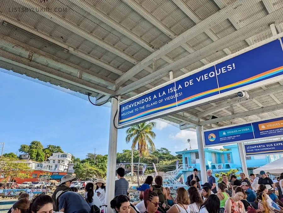 A sign that says "Welcome to the island of Vieques" in Spanish.