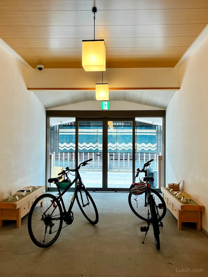 A hotel entrance with two bikes.