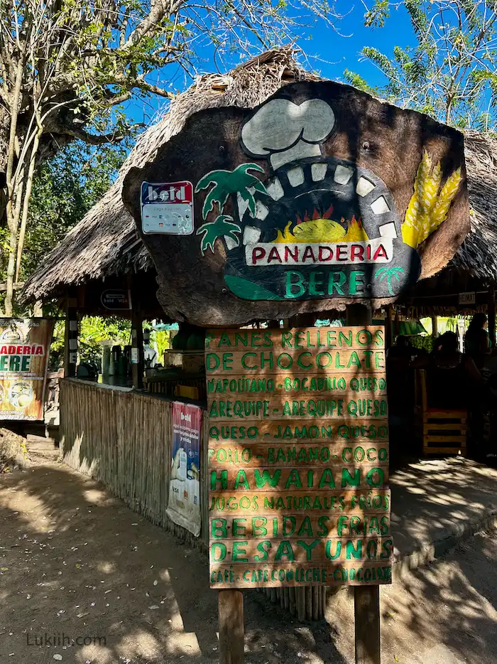 A hut with the sign "Panaderia Bere".