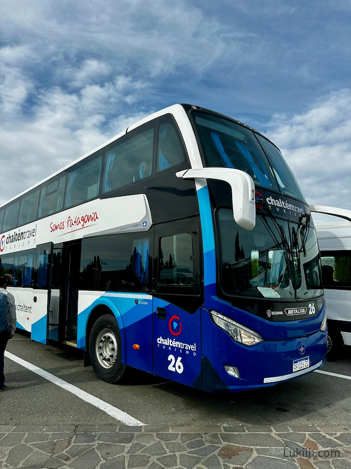 A bus that says Chaltén Travel on it.