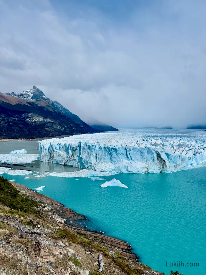 A massive, distinct glacier on a blue lake.